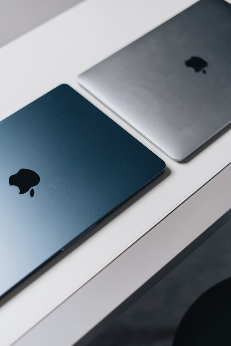 UltraLinx's tweet image. Just got the new M2 MacBook Air. And the Midnight color should have been called blue.