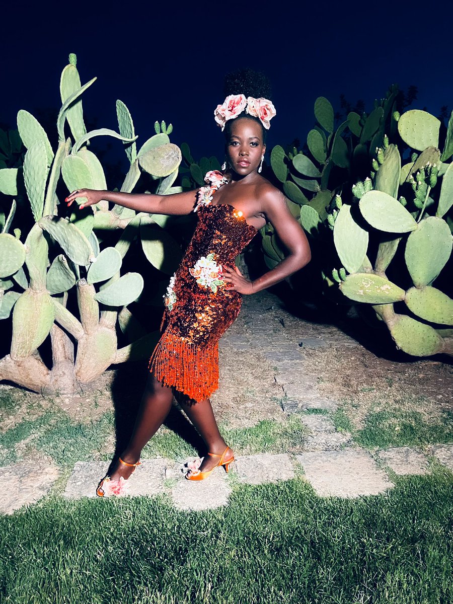 Lupita_Nyongo's tweet photo. 🌸🌺sizzlin Sicilian nights🌺🌸 @dolcegabbana @nickbarose @vernonfrancois @micaelaerlanger https://t.co/ezK8KW1QD2