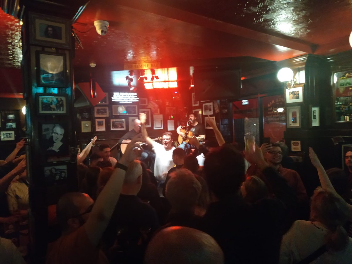 IlligAdventures's tweet photo. Ireland is a place I’ve always wanted to explore. We only had 7hrs (midnight-7am) layover. So, what to do?!?! Meet locals and enjoy a Guinness ❤️ https://t.co/od7aJ1AUOu