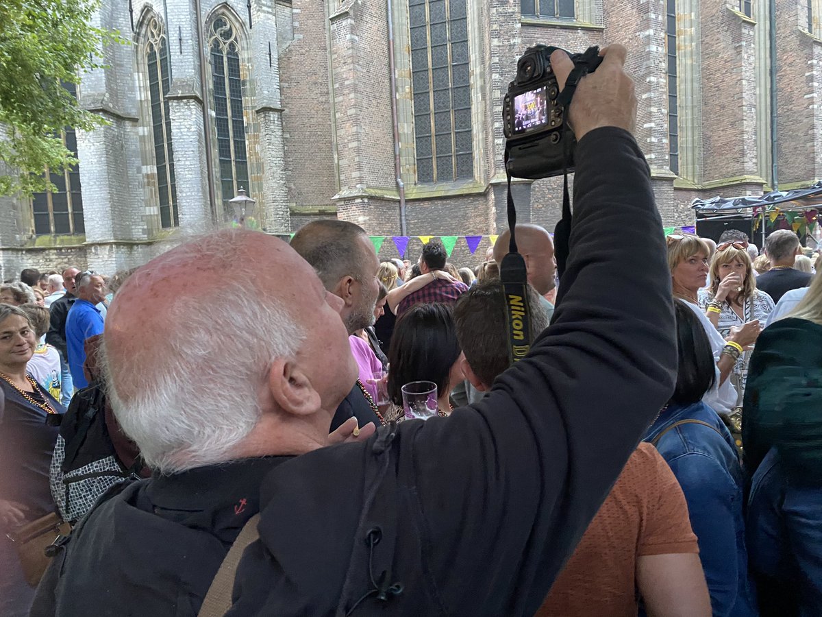 GSCODS (@gscods) on Twitter photo Zo maakt de beroemde persfotograaf <a href="/rboonfoto/">Rinie Boon</a> dus zijn plaatjes ! Tijd voor een pilsje bij <a href="/BigRiversDordt/">Big Rivers Festival</a> Zo maakt de beroemde persfotograaf <a href="/rboonfoto/">Rinie Boon</a> dus zijn plaatjes ! Tijd voor een pilsje bij <a href="/BigRiversDordt/">Big Rivers Festival</a>
