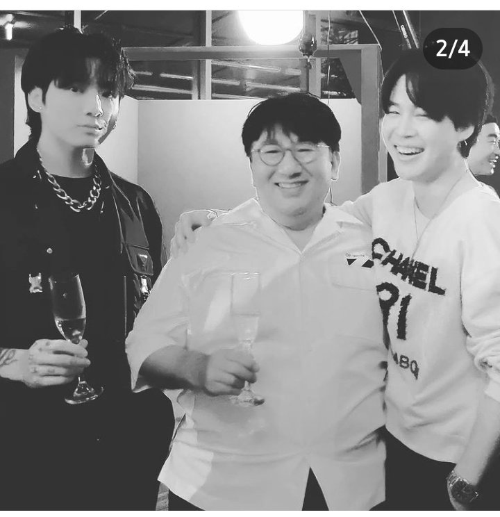 Mikro_Mxco's tweet photo. [IG] Bang Si-Hyuk compartió una foto en instagram junto a  #JHOPE ,#JUNGKOOK  y #JIMIN en la fiesta del Pre-lanzamiento de #JackInTheBox 

👤:“Orgulloso de ti, mi hermano @/uarmyhope.”

▪️
https://t.co/4qCnFpu4vg

©️hitmanb72 |EH🐿
#ARSON_IS_COMING #ARSON_jhope #JackInTheBoxToday https://t.co/iu461Qgsrq