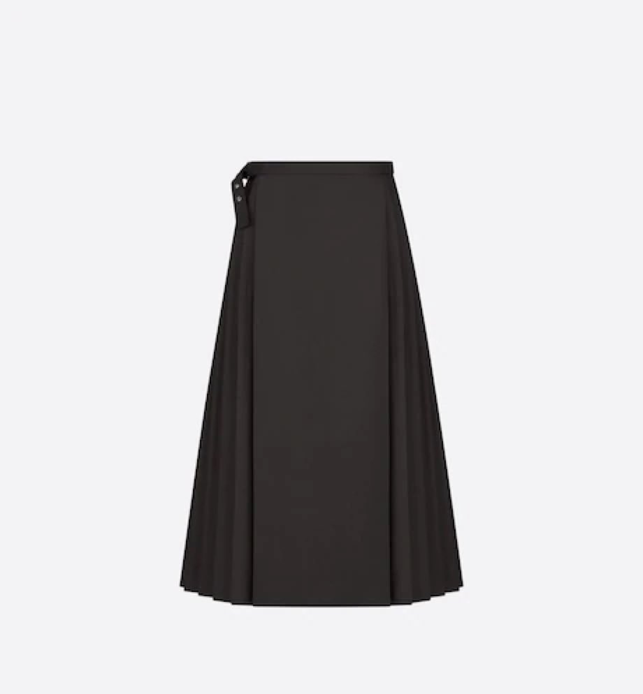 0zzzFrrro's tweet photo. Princess Diane wore the same kind of Chinese dress in 1981 and now Dior is saying it is ‘Hallmark Dior silhouette’. Isn’t it just copy and paste the design of Chinese dresses and turn it to black? Where is your own design Dior? How interesting! #Dior https://t.co/TIxuMG9xVY