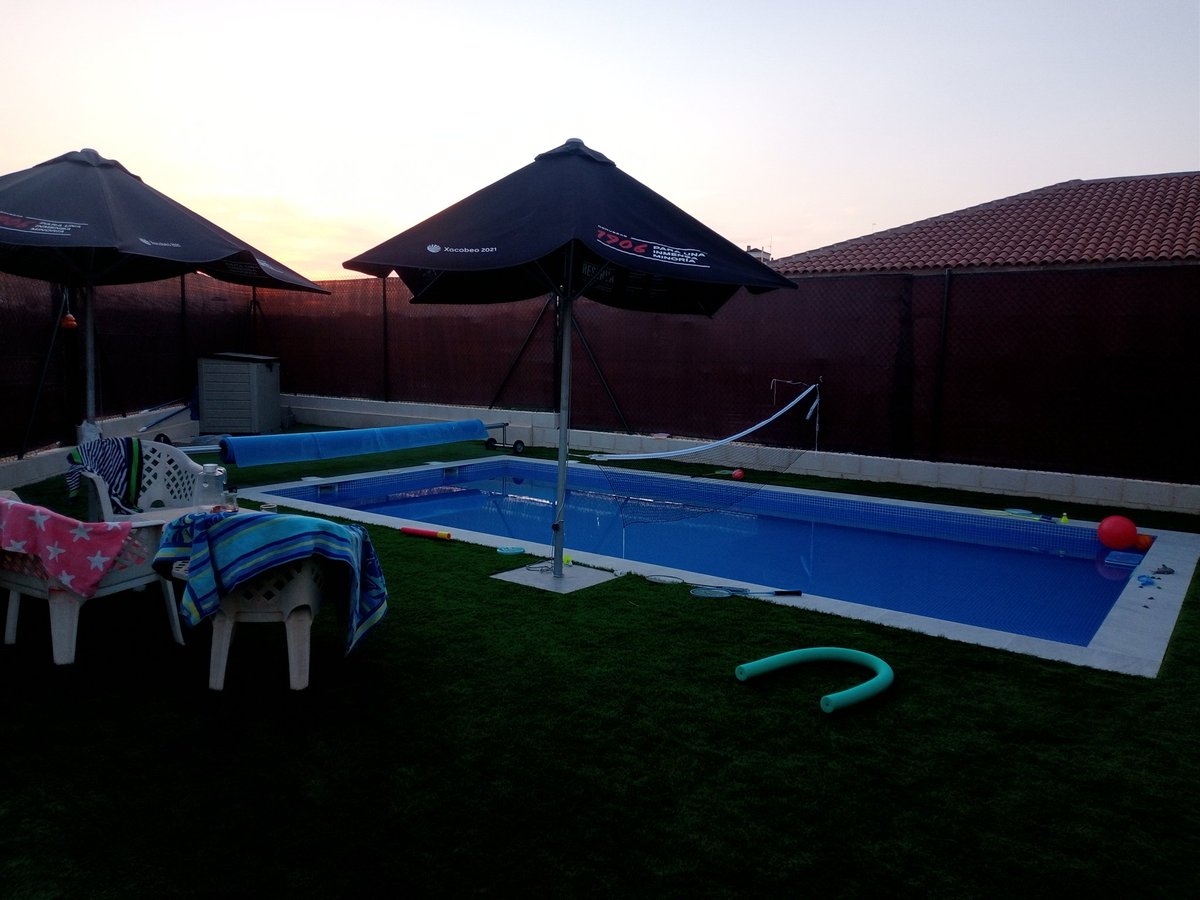 davisis79's tweet photo. There was a funny party here today...@Lipobeta gracias por venir. #ciencia #fiesta #prevacaciones #badminpool https://t.co/148nCj7WkQ