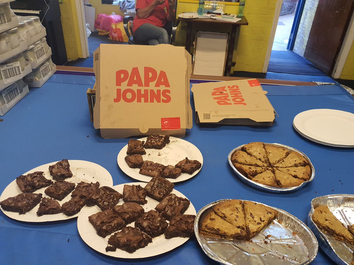WHYCNunhead's tweet photo. A lovely #endofterm treat tonight - part sponsored by Paul #SourcetheArea . We got a great deal from Lee @PapaJohnsUK #eastdulwich who included loads of #freebies for our young people #grateful #socialaction https://t.co/QYFHRqnsxZ