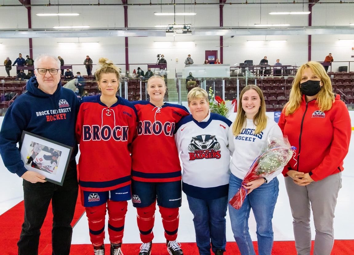 Brock_W_Hockey's tweet photo. Another Class of 2022 Graduate, @morganndezell! 🏒🎓 

A member of BWH since 2018, Morgan graduated from Brock University with a Bachelor of Public Health.

Congratulations Morgan! Thank you for your contributions to Brock Women’s Hockey! 🐾

#WeAreBadgers #BrockU #ClassOf2022 https://t.co/QDSvPn5Kqj