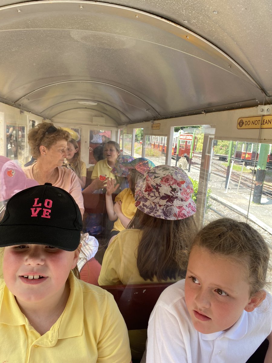 MissHShephard's tweet photo. The pupils of Dosbarth Pwll Du have had a day to remember! We fed lorikeets, walked with meerkats, stroked snakes and insects and even rode a train! @cwmffrwdoer https://t.co/CXEDuwo5ns