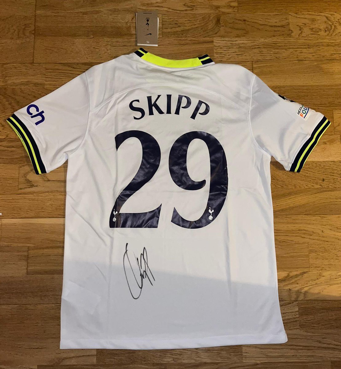 TalkTHFC__'s tweet image. If Benfica beat Nice by more than 1 goal tonight as 9pm, then one person will win BOTH of these items.

To enter:
Retweet this 
Follow me AND @SportySuz21