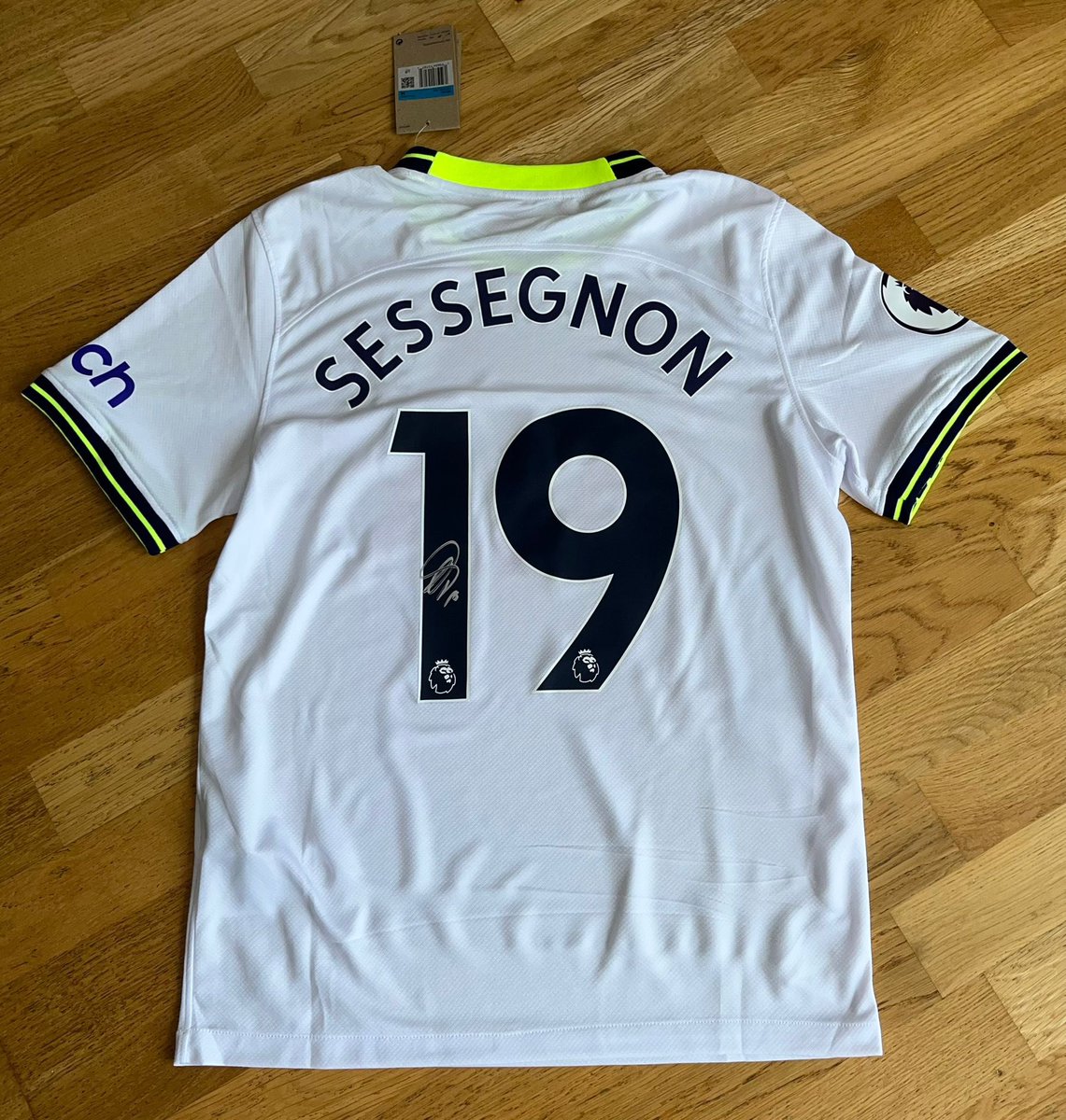 TalkTHFC__'s tweet image. If Benfica beat Nice by more than 1 goal tonight as 9pm, then one person will win BOTH of these items.

To enter:
Retweet this 
Follow me AND @SportySuz21