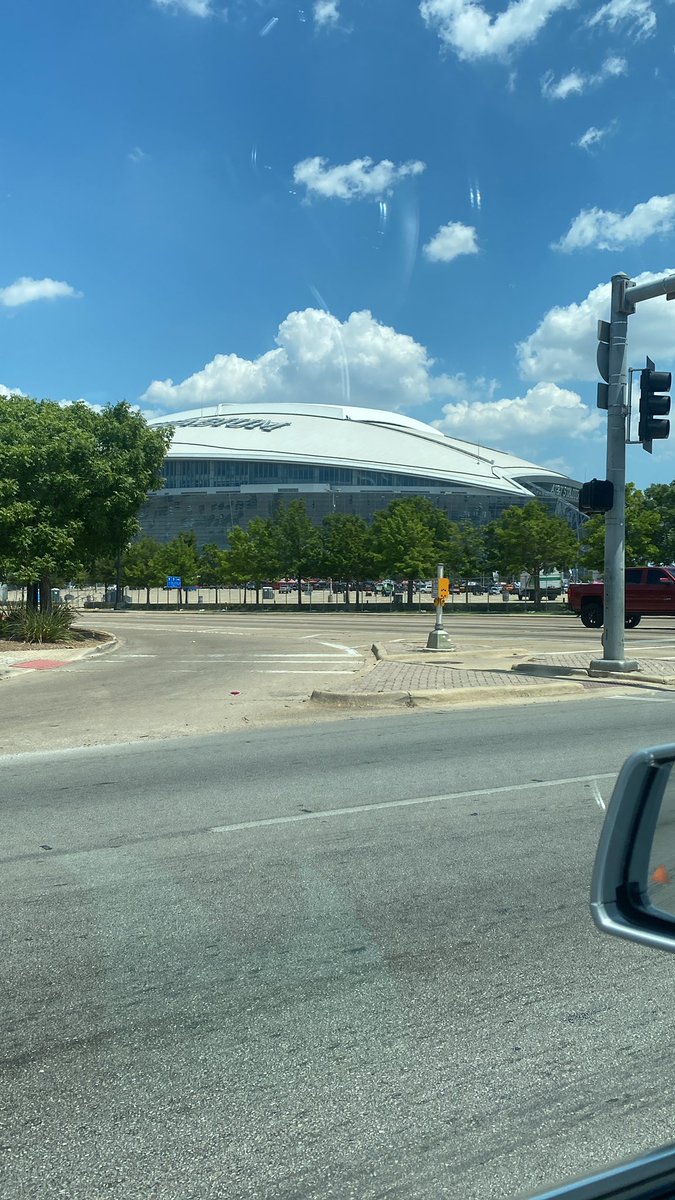 Cashncheckss's tweet image. Lol I’ve gotta buy tickets to this, Summer Truckin Nationals at AT&amp;amp;T Stadium. To get these dogs lol @portilloshotdog #ItsCoolThough