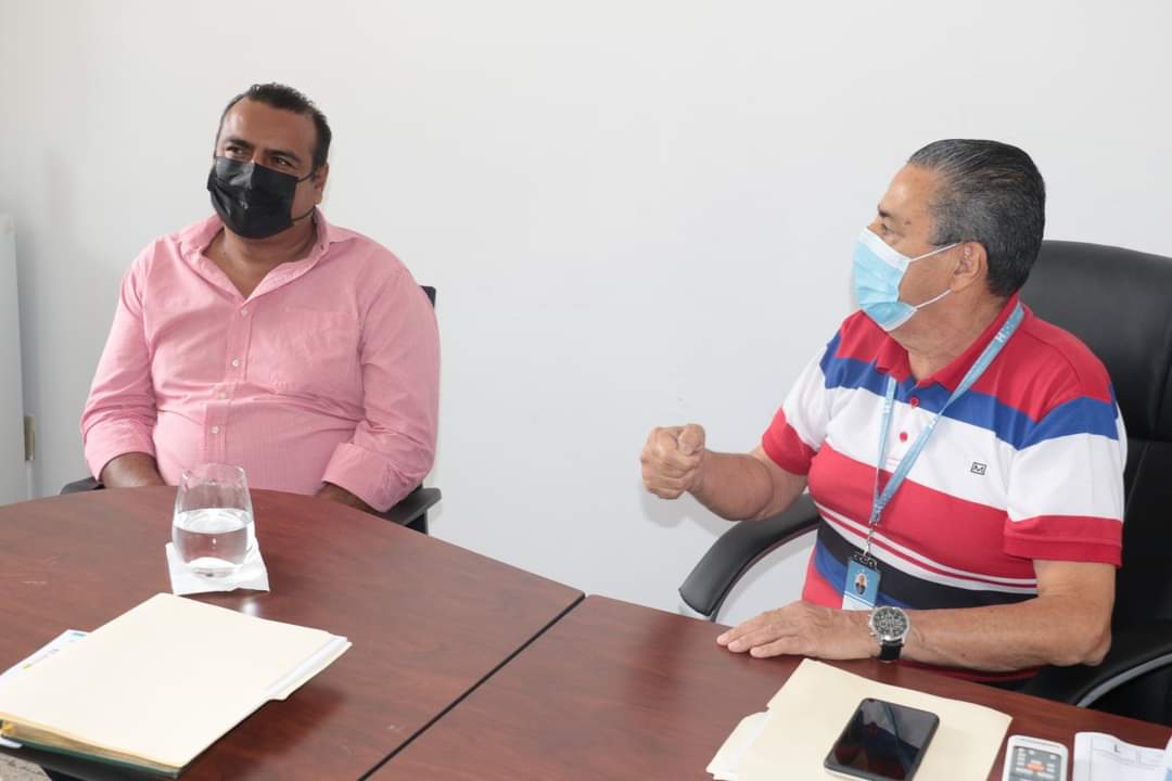 DNPR2024's tweet photo. 🚨 El Director de la DNPR, Lic. Cecilio Cruz Guevara, se reunió hoy con el edil de la Alcaldia de Curaren Francisco Morazan, José Enrique Pacheco para presentarle la propuesta de un parque infantil y una canchita multiusos.
#XiomaraPresidente
#gobiernodelpueblo2022
#curaren https://t.co/11E7W7lItn