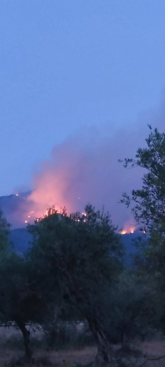 22:05 Sigue activo el fuego, calcinando nuestra sierra..
#AlhaurindelaTorre #alhaurinelgrande #Fuego #incendio <a href="/Storm_Malaga/">Storm Málaga</a>