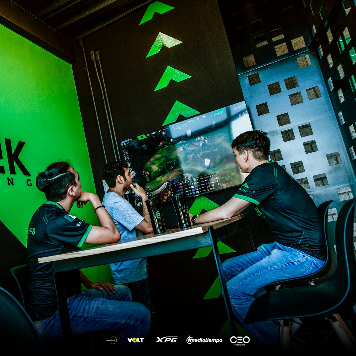 xibalbaesports_'s tweet image. En #PeekGaming nuestro mensaje es contundente: Nuestro objetivo es apoyar el talento Mexicano y llevarlo a niveles internacionales.  🌎⬆

Estamos llenos de #PowerMexicano 🌮🔥

#Esports #MásPeek #VALORANTXPEEK #LeagueOfLegends #ReachThePeek #GamingForward #Gamers 💚💚