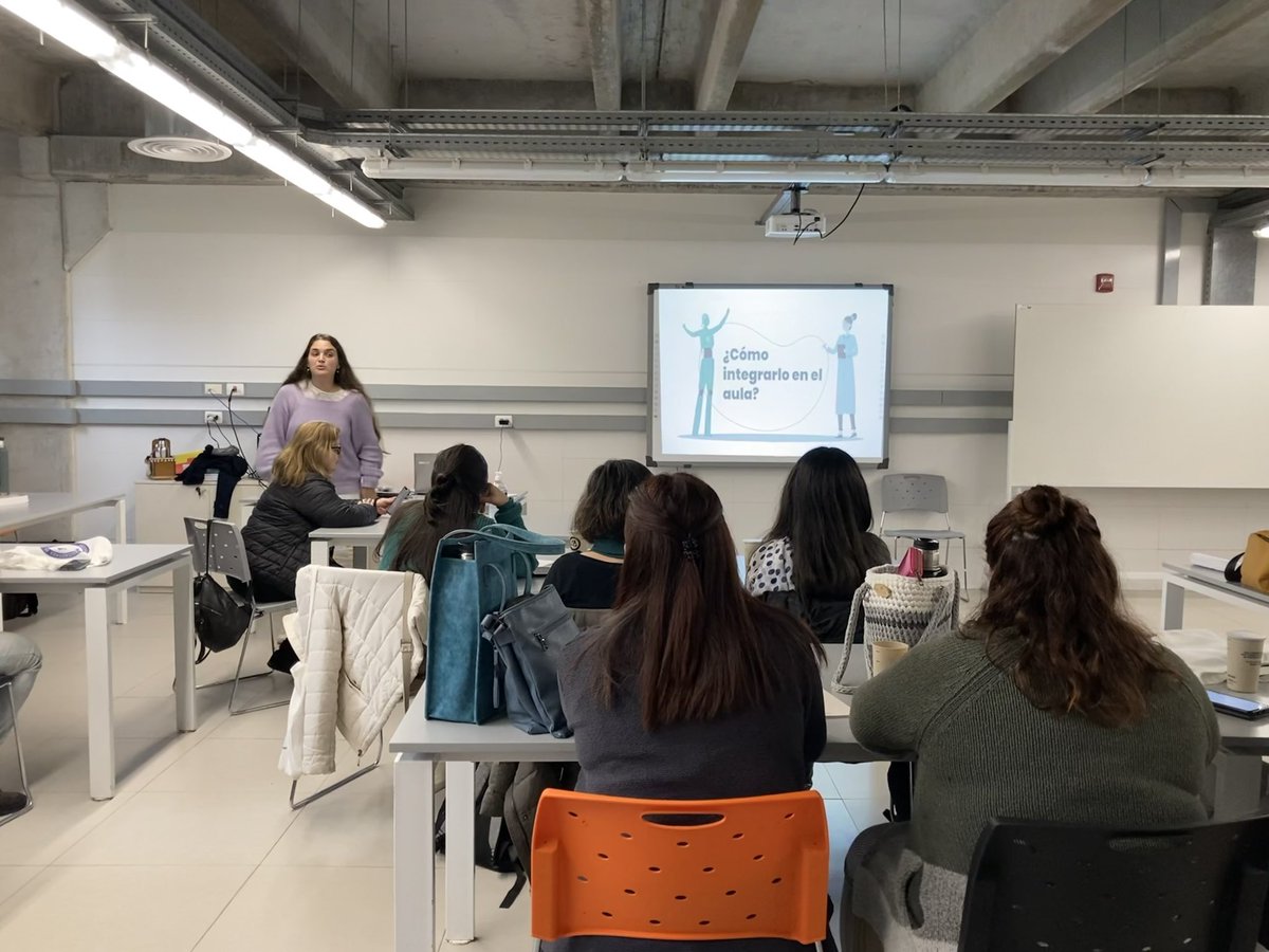ana_perezespagn's tweet photo. Junto a docentes de Química de todo el país 🇺🇾 y de 🇧🇷 presenté una ponencia sobre tendencias culturales y tecnologías y cómo integrarlas a la enseñanza de la química.

📍XXIX Congreso nacional y XXIV congreso internacional de profesores de Química organizado por ADEQ en @UTECuy https://t.co/RvT4HjSDPP