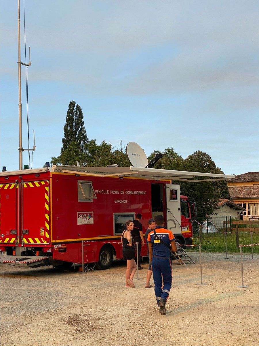 Protec33's tweet photo. #FeuxDeForets | 🔥

La mobilisation des secouristes de la #ProtectionCivile33 se poursuit.

👉 Sur le sinistre du secteur de Landiras, l’accueil et le soutien auprès des impliqués mobilisent plusieurs intervenants.                                 @PrefAquitaine33 https://t.co/KI29XjTkL3
