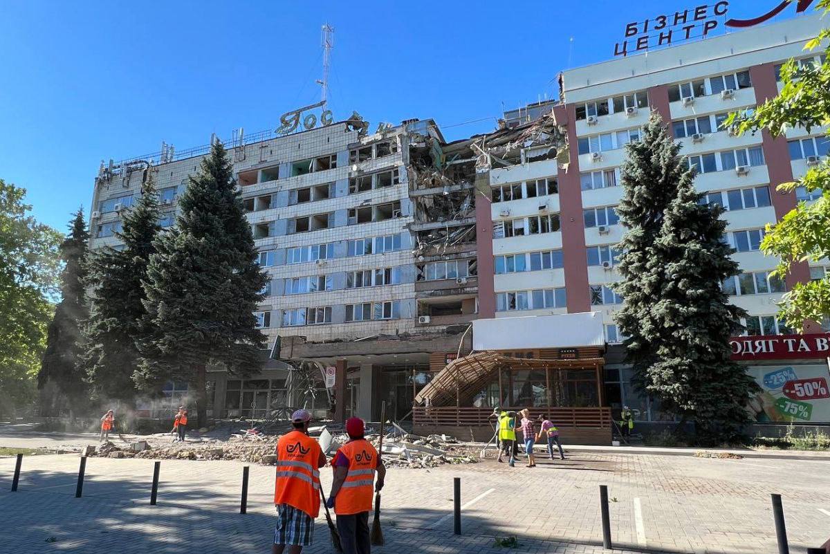 Люди заживо горіли (горять) зараз у Дніпрі, під завалами могли знаходитися у Миколаєві сьогодні зранку, вчора забрали життя українців у Вінниці, до цього у Кременчуці, Києві, Сергіївці, Волновасі, Попасній, список величезний...

Боляче за кожного Українця

#russiaisaterrorisstate