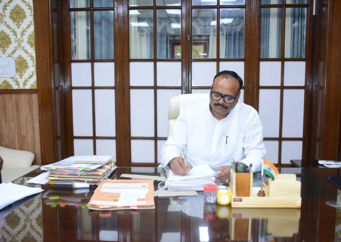 आज विधानसभा स्थित अपने कार्यालय कक्ष में विभागीय कार्यों को निष्पादित करते हुए।
<a href="/PMOIndia/">PMO India</a>
<a href="/narendramodi/">Narendra Modi</a>
<a href="/BJP4India/">BJP</a>
<a href="/BJP4UP/">BJP Uttar Pradesh</a>
<a href="/CMOfficeUP/">CM Office, GoUP</a>