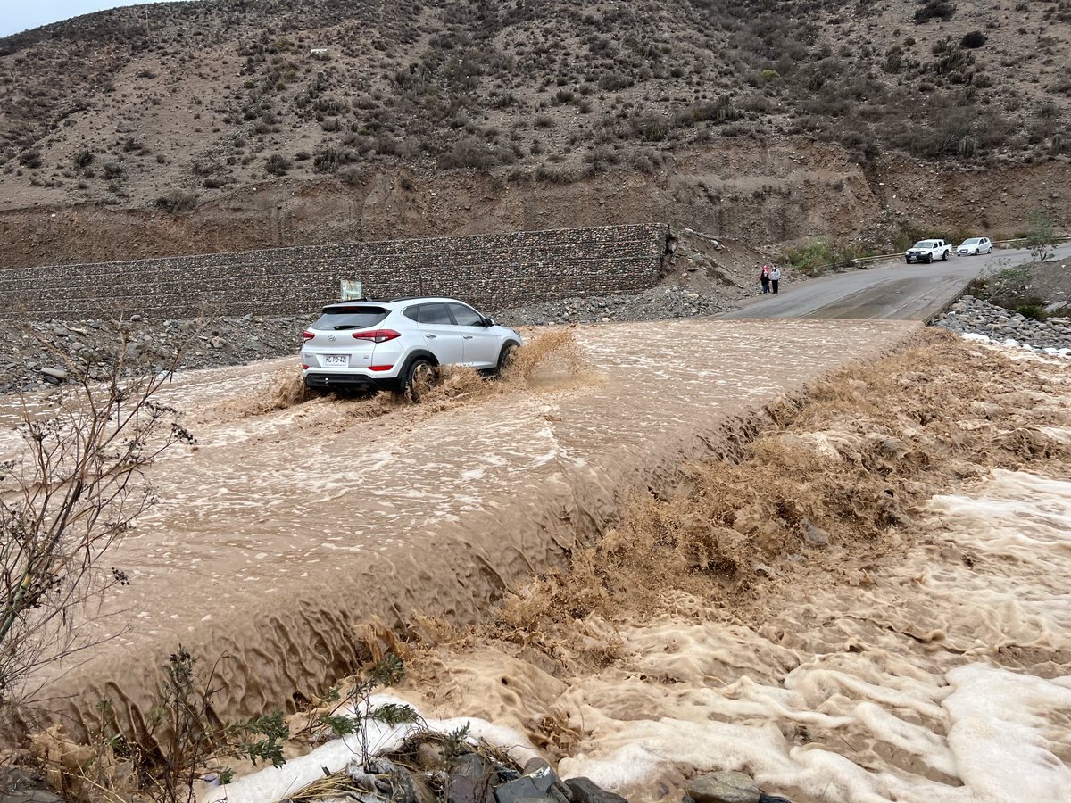 TTICoquimbo's tweet photo. 11:50 hrs. ATENCIÓN #LaSerena: Tránsito SUSPENDIDO en av. Islón sector quebrada Santa Gracia debido a acumulación de agua por bajada de quebrada.

(📷 @eldia_cl) https://t.co/8v3TE1mMG1