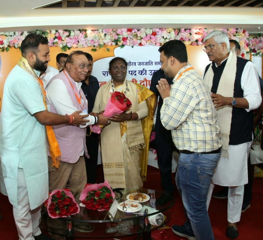 VipinSahuBJP's tweet photo. भारत देश की भावी राष्ट्रपति श्रीमती द्रौपदी मुर्मू जी का आज छत्तीसगढ़ आगमन पर उनका अभिवादन करने का सौभाग्य प्राप्त हुआ।
बहुत ही सरल श्रीमती द्रौपदी मुर्मू जी को शुभकामनाएं।

#WelcomeDraupadiMurmuJi
@DraupadiMu

विपिन साहू - रायपुर
प्रदेश प्रभारी (SM),भाजयुमो https://t.co/7GUKCCE8fA