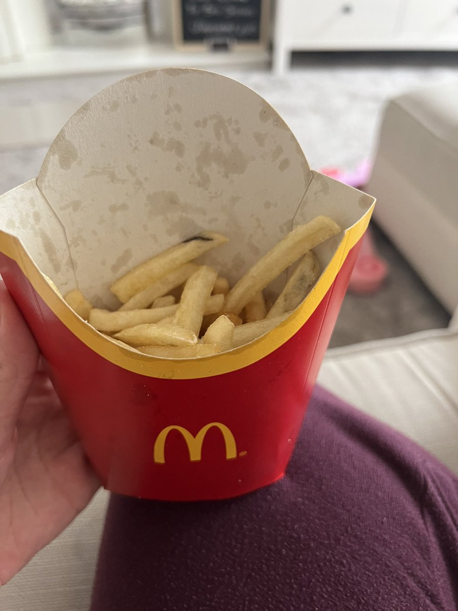 EmmaTrueman's tweet photo. @McDonaldsUK Killingworth’s idea of a large fries!! May as well just rob my money out my purse! 😠 https://t.co/9d02Hf7Yha
