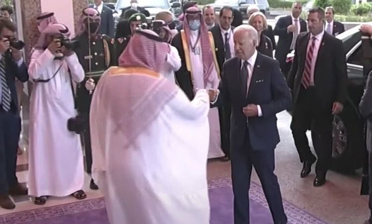 salehalfahid's tweet photo. وكانت يدك هي العليا ..
وكنت انت الصامد القوي حتى جاء اليك من ناصبوك الخصام واحد بعد آخر يطلبون ودك، بعد ان بدلوا مواقفهم !
طبت ابا سلمان ..
#بايدن_في_السعودية #محمد_بن_سلمان https://t.co/B07ZWGfHzX