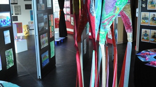 Artsmarkaward's tweet image. For #DaytoCreate, @WestfieldArts held their annual summer art exhibition, where pupils from every class across the school came together to showcase creativity to their friends and family 🙌

Check out what they got up to in our #Artsmark20 gallery 👉buff.ly/3z2UQv6