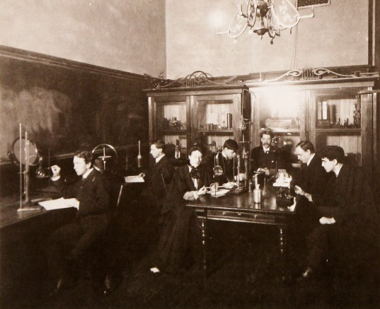 McMasterAlumni's tweet photo. A picture of a physics lab in progress from 1896! ๐ฌ #FlashMacFriday https://t.co/JU4p5uvKPG