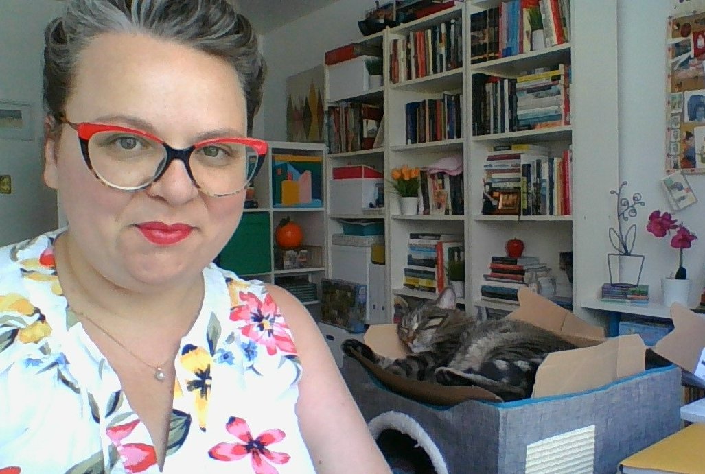 DrSCutrara's tweet photo. She essentially created this cooling hack herself.
#boxinabox #catcoworkers #summertimenaps #summertimework https://t.co/S5GUNDfoaC