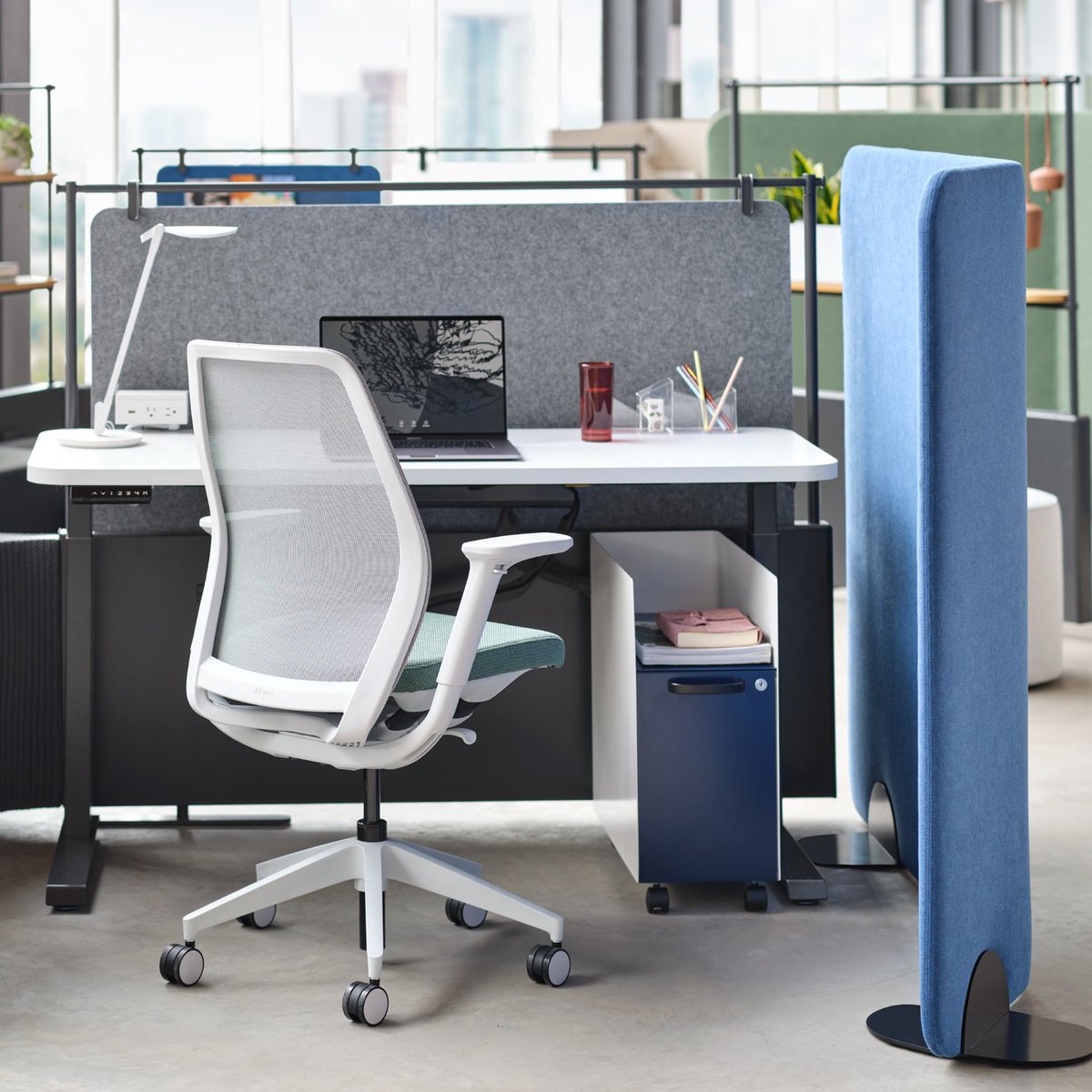 ieoffices's tweet photo. For workplaces that attract and power performance, both individuals as well as groups must find a home.
Mural creates those dynamic neighborhoods that blend spaces for concentration with collaboration next door.

#Mural #Allsteel #BestOfNeoCon #NeoCon #ieoffices #createspace https://t.co/7vyhSLgSTn