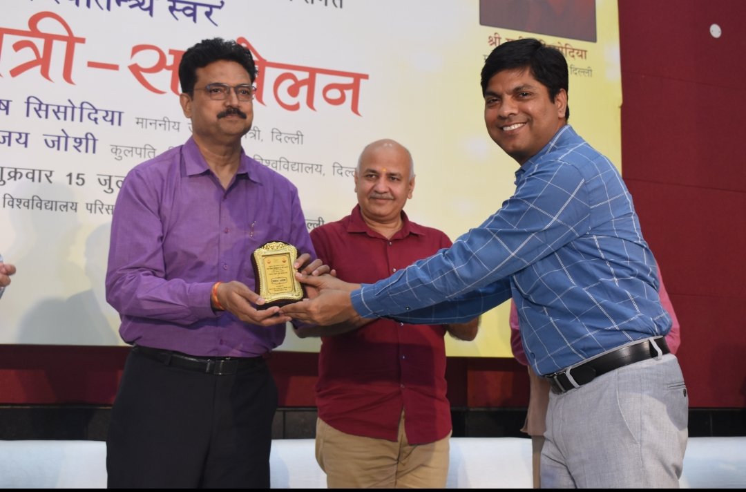 VC_DTU's tweet photo. बल्कि समग्र विकास पर ज़ोर दिया जायेगा।
इस अवसर पर कुलपति प्रो. जोशी ने कहा कि हम समाज के हर वर्ग को जोड़ें और खास तौर पर हमारे परिसर के निकट बसी हुई एक स्लम बस्ती जहाँ पर कई बहुमुखी प्रतिभाएं हैं उन्हें हम इस विश्वविद्यालय के माध्यम से विकसित करना चाहते हैं। 3/3 https://t.co/qGrE04Cz1d