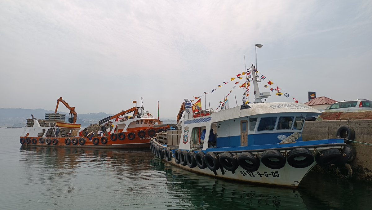 Hoy de #RutadelMejillón. En <a href="/concellomoana/">Concello de Moaña</a> atracamos junto a estos mejilloneros decorados para la Fiesta del Carmen.
Zarpamos todos los martes, miércoles, viernes y domingos de @ConcelloCangas (12:40) y <a href="/ConcelloDeVigo/">Alcaldía de Vigo</a> (13:00) piratasdenabia.com