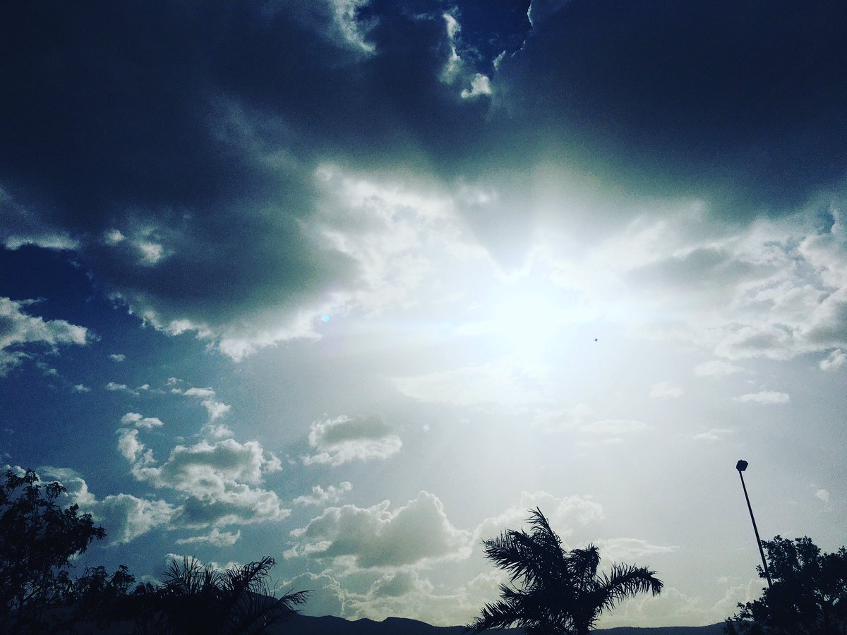 Rehtse_AruaL's tweet photo. Puedo soplar las nubes grises para que tengas un buen día, pero con este sol, mejor no, para que no te quemes. 🤭                   #mendigo 🐶 🌞 https://t.co/ljhmzk9W9k