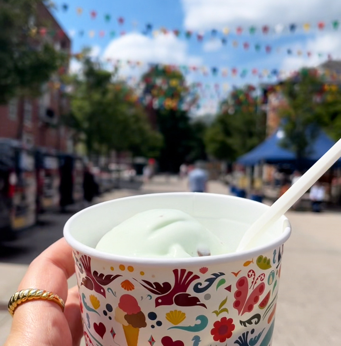 LeedsUniUnion's tweet photo. Happy Monday🎉
This week is going to be full of sunshine, so make sure to keep hydrated, stay safe and stock up on scoops at Scream like we have ☀️🍦
Check out the @UniversityLeeds summer events calendar to find out what's on this week: https://t.co/1wg0Fpm5J4
#SummerInLeeds https://t.co/43VWDs3fVm