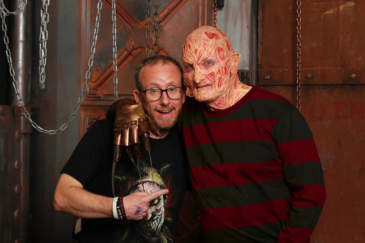 Zombie_nut_1977's tweet photo. @RobertBEnglund was great at the @Showmasters #LFCC photoshoot!! But I couldn’t resist getting the pic tweaked slightly 😊. #freddy #nightmare #ElmSt #razorfingers #fandom #PhotoOp #horror #horrorfam https://t.co/dbBfxhTVKE