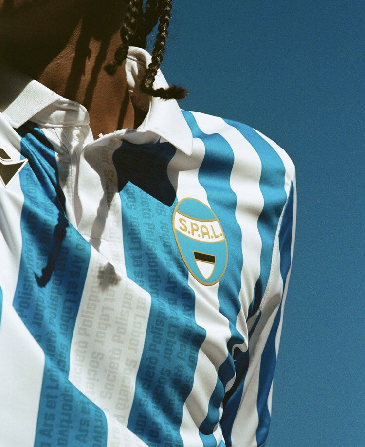CalcioEngland's tweet photo. A tasty new kit release from @spalferrara 🔵⚪️

They’ve mixed up their usual narrow gauge stripes with 3x thicker central stripes, and the club’s formal name (Società Polisportiva Ars et Labor) repeated in tonal print

Photoshoot on location where the club was formed too #serieb https://t.co/nLj5NnxJLt
