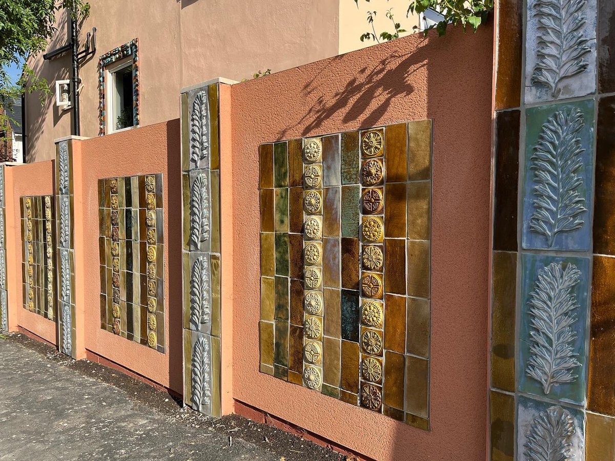 kayaplin's tweet photo. The newest #ceramichouse feature is The Old Green Wall. Its inspiration was to provide a beautiful backdrop to our new community garden opppsite, #TheOldGreen a lovely space full of flowers, plants & fruit trees, much loved by the community. It’s my gift to Hollingdean. https://t.co/1vR7Gl4wRY