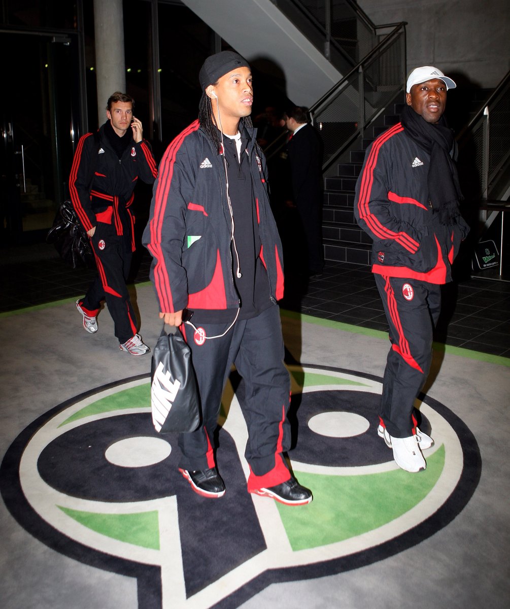 ChampionsLeague's tweet photo. ⚫️ 🔴 Milan in 2009 😎

#UCL https://t.co/IPsHK5DfAX