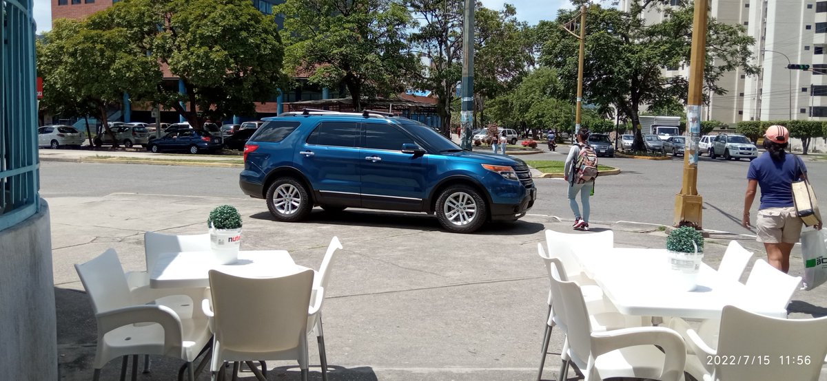 Solicitamos rayado peatonal y vigilancia policial en el semáforo de paseo la granja ante los abusos de los conductores que no respetan el paso peatonal ni las aceras. <a href="/gonzalez10ana_/">Ana Virginia González</a> <a href="/rafaellacava10/">Rafael Lacava</a> 
<a href="/red_vecinos/">Red Vecinos de Naguanagua</a> <a href="/asoquintasnagua/">quintas naguanagua 1</a> <a href="/Naguanagua9/">Naguanagua</a>