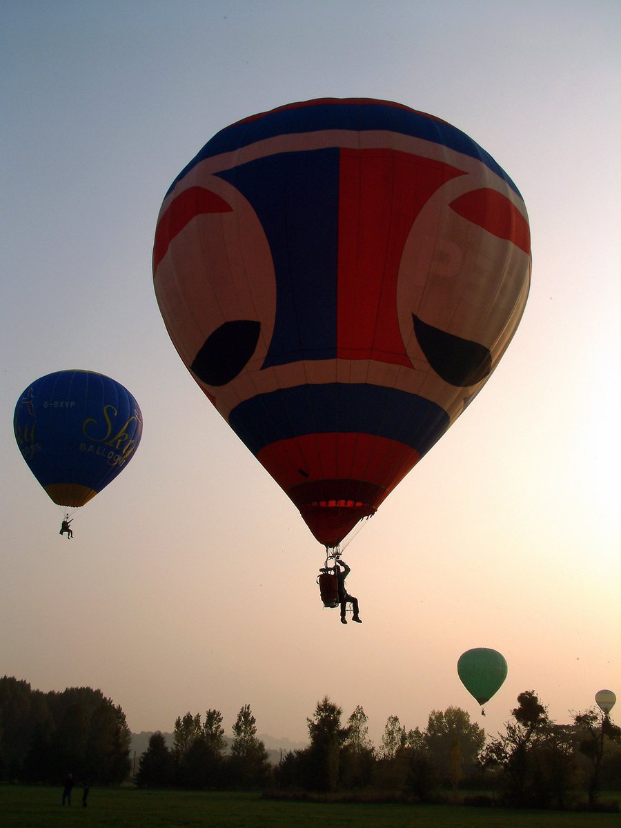 FlyingAdverts's tweet image. Who remembers these? #balloon #cloudhopper #Pepsi