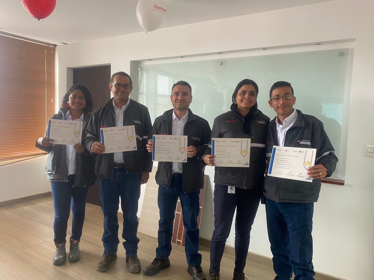 EternitOficial's tweet photo. 🤩 Felicitamos con emoción, a cada uno de los líderes de las 3 plantas de producción en Colombia 🇨🇴 quienes desde el pasado 13 de julio se encuentran certificados en nuestro programa #TransformandoLíderes. 👏🏼 

#SomosEternit #ConstrucciónEnEvolución #Líderes #ElementiaMateriales https://t.co/bjVHVNn1Rz