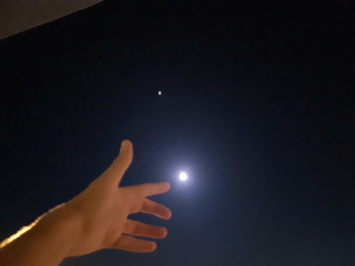 EffePi90's tweet photo. @binance Tonight it seems almost possible to touch the moon! 
It looks like a BNB and this is the case to say "BNB to the moon!" Happy 5th year anniversary @binance  💛

#Binance 
#BinanceTurns5 
#5YASwag https://t.co/Y4SFAAlKyh