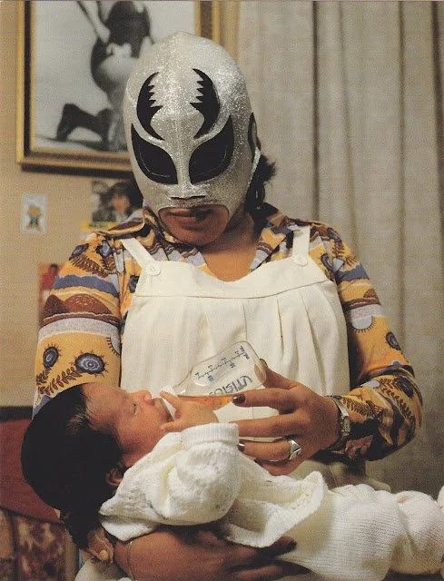 #DíaEnImágenes La fotógrafa #LourdesGrobet, reconocida por su amplio trabajo para retratar la cultura e impacto de la #luchalibre en #México, falleció a los 81 años. 

Fotos: Cuartoscuro y Lourdes Grobet.