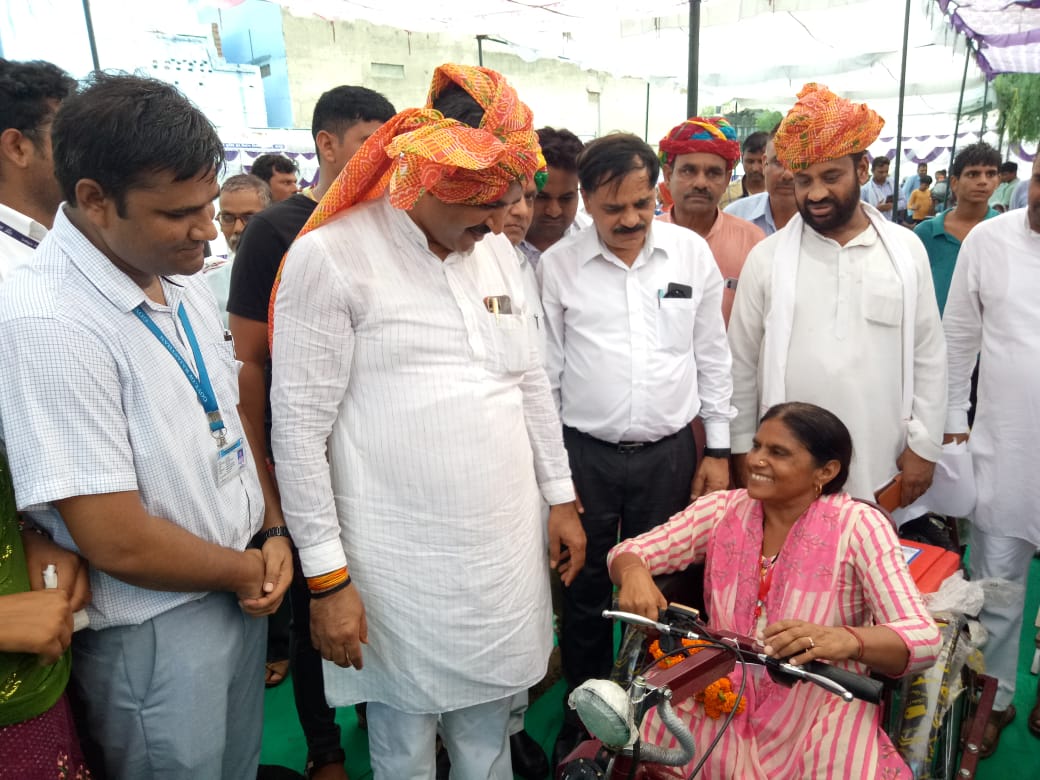 DMDCAlwar's tweet photo. सामाजिक न्याय एवं अधिकारिता मंत्री श्री टीकाराम जूली ने आज मुंडावर में सक्षम अलवर अभियान के तहत आयोजित दिव्यांग जनों को निशुल्क उपकरण वितरण कार्यक्रम में नीमराणा,बहरोड व मुंडावर के 275 दिव्यांगजनों को एलिम्को की ओर से प्रदान किए गए उपकरण भेंट कि।#dmalwar @RajGovOfficial https://t.co/gEGCex6p8L