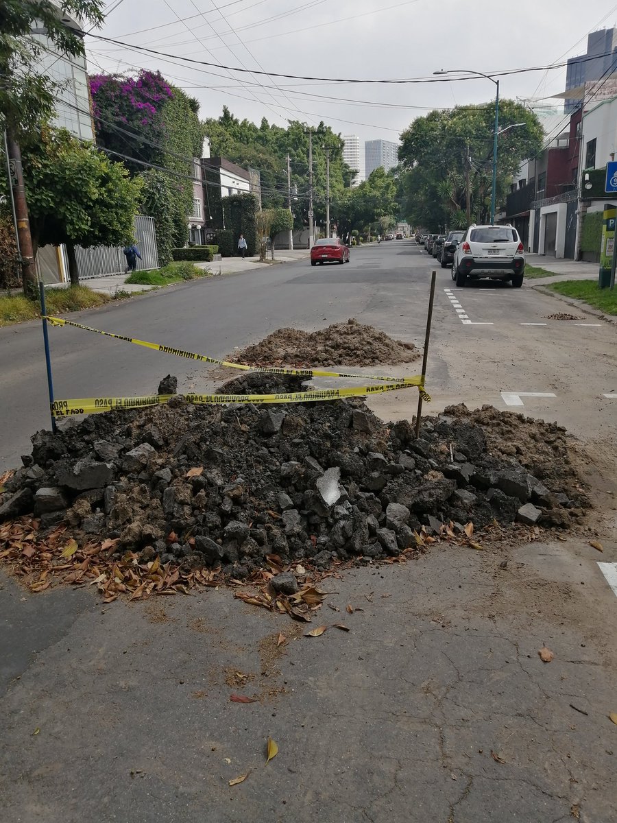 RAULSANTOSA's tweet photo. @mauriciotabe dos baches muy peligrosos en Leibnitz 189 Nueva Anzúres. Mal acordonados https://t.co/UK9sznEaJw