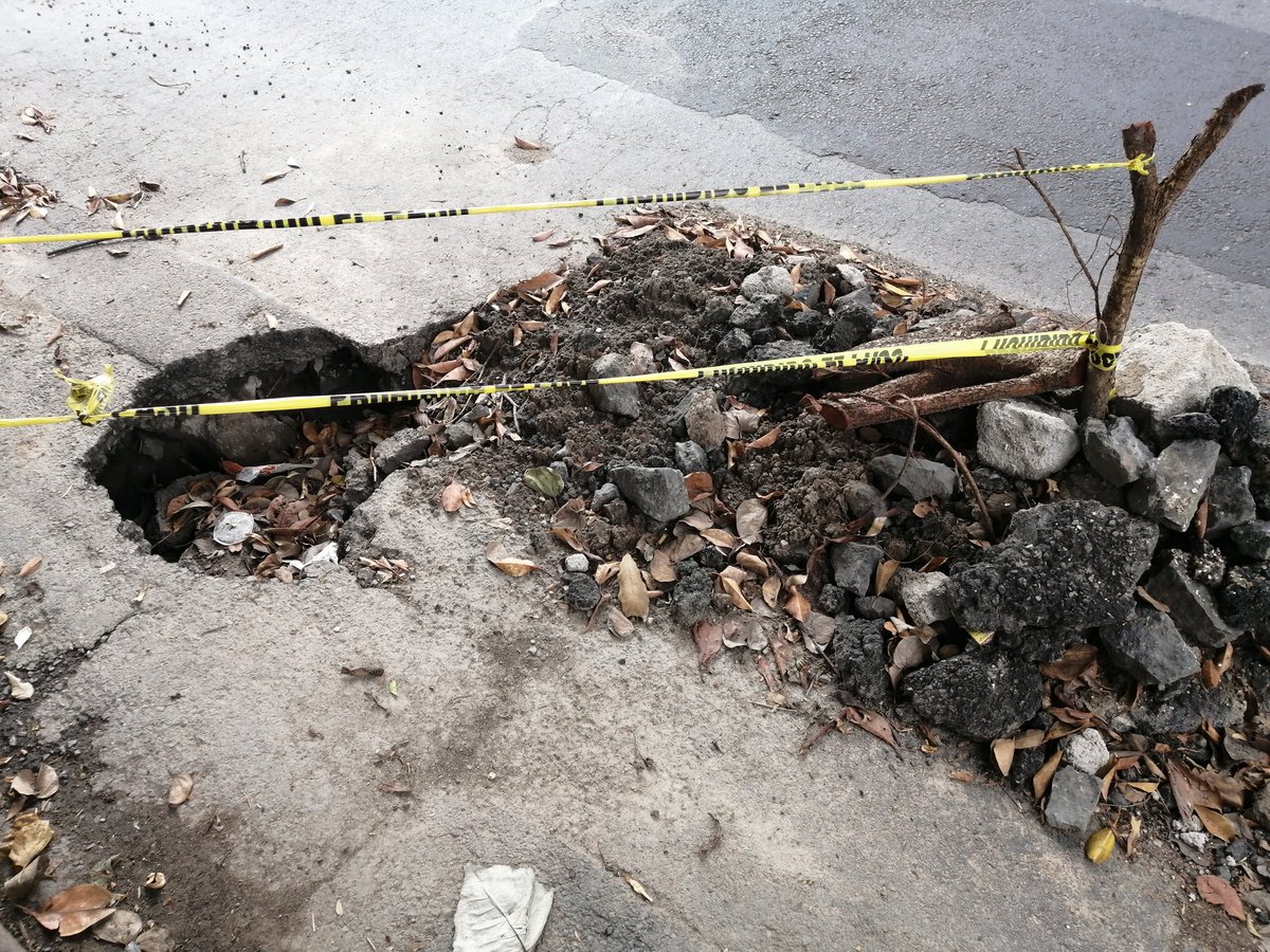 RAULSANTOSA's tweet photo. @mauriciotabe dos baches muy peligrosos en Leibnitz 189 Nueva Anzúres. Mal acordonados https://t.co/UK9sznEaJw