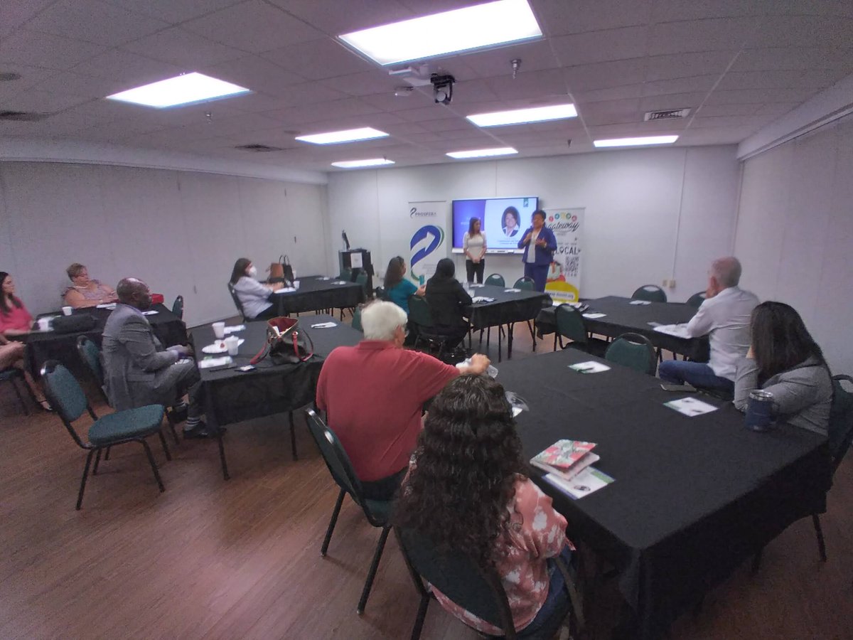 Gateway_Dist's tweet photo. Here are a few pics from our #coffeeonthecorridor yesterday at Keiser University. Special thanks to @MayraUribeD3 and Hairol Castillo from @ProsperaUSA.
#gatewaydistrict #semoranblvdcorridor #marketstreet #keiseruniversity #prosperausa #smallbusinesses #alocalthing https://t.co/LyPDuMMuq1