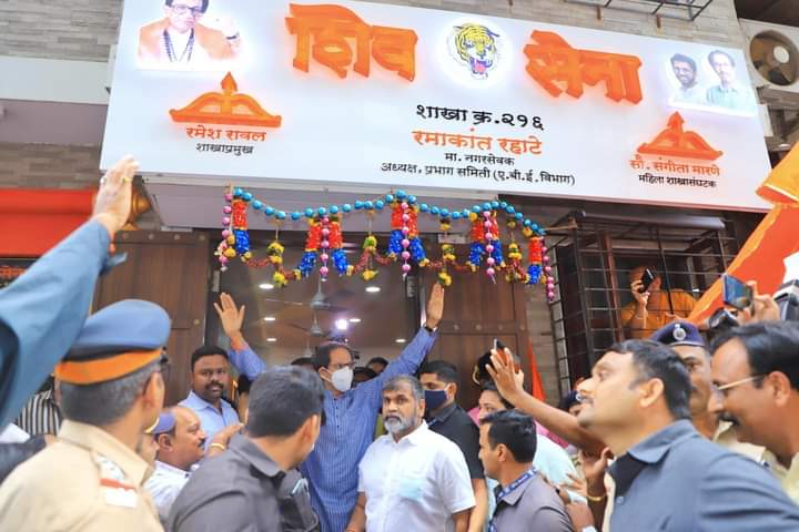 SaamanaOnline's tweet photo. शिवसेनेचे पदाधिकारी बबन गावकर व विजय कामतेकर यांच्यावर हल्ला झाल्यानंतर शिवसेना पक्षप्रमुख उद्धव बाळासाहेब ठाकरे यांनी आज भायखळा येथील शाखेत त्यांची भेट घेऊन विचारपूस केली. यावेळी, शिवसैनिकांच्या जीवाशी खेळ होणार असेल तर आम्ही शांत बसणार नाही, असा इशाराही त्यांनी दिला. #Shivsena https://t.co/RAN3JvGlzL