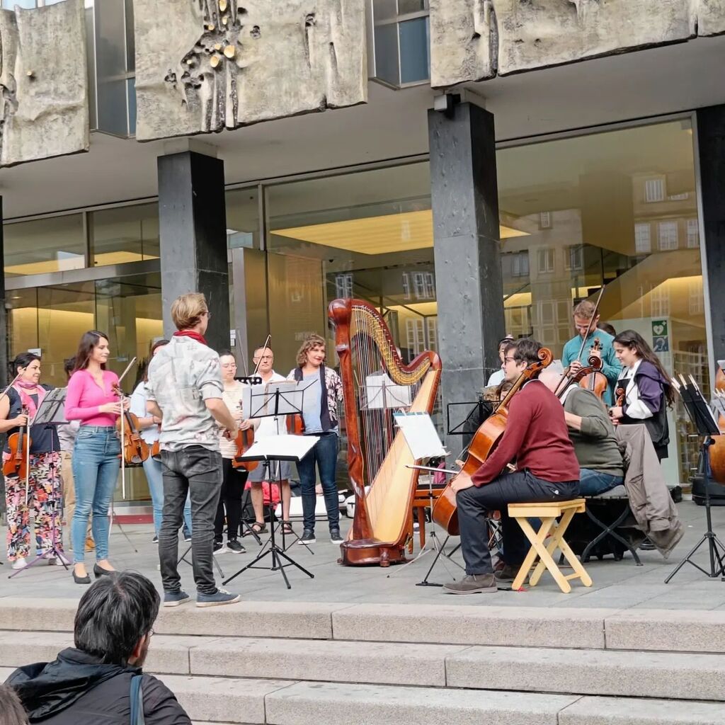 MusicRepo's tweet image. Classy busking act in Bremen. Including a harp! instagr.am/p/CgCjZans7dg/