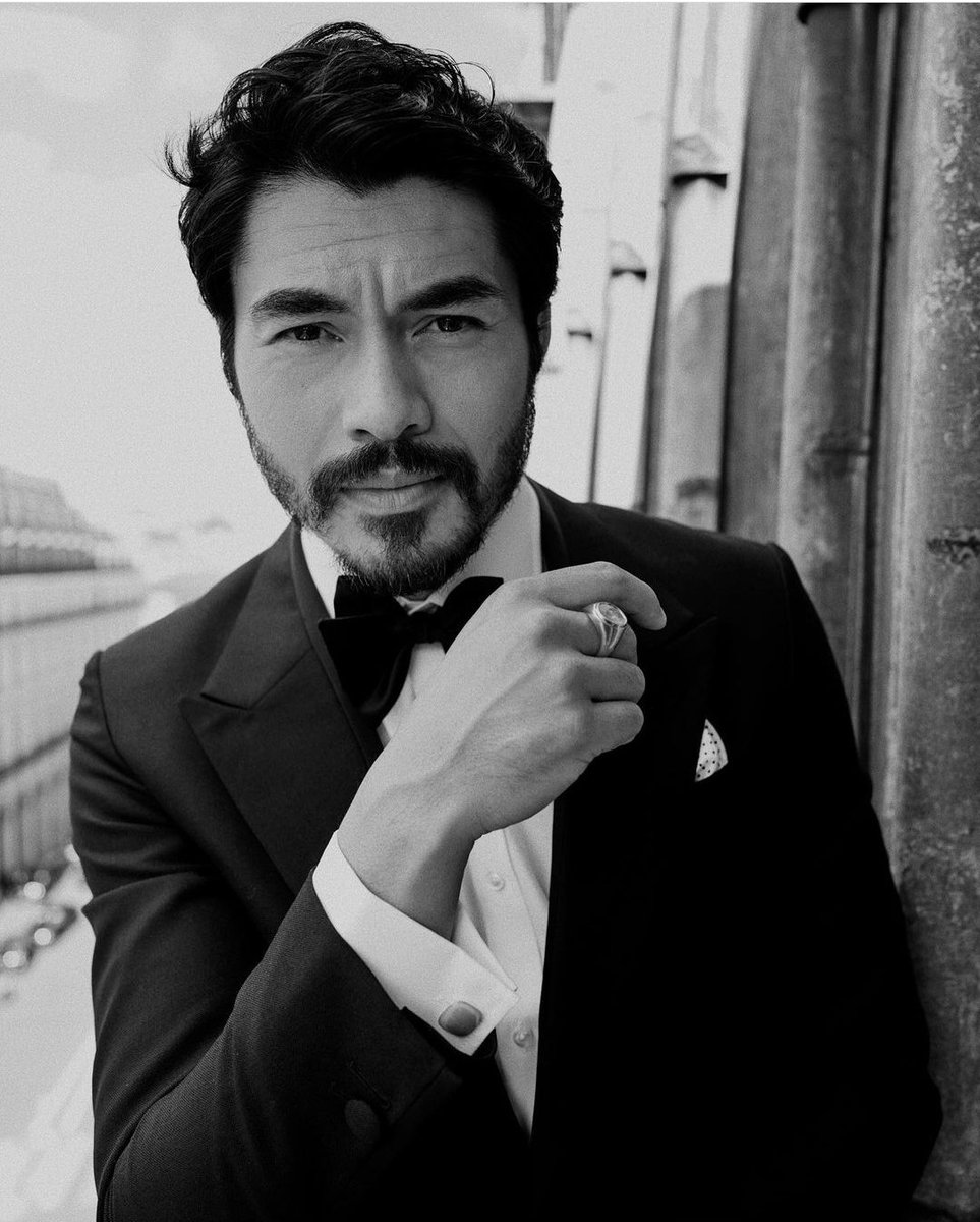 BlackFangirling's tweet photo. Henry Golding is on IG setting thirst traps and I am now both trapped and thirsty. π
ππ #Persuasion2022 #TeamEyeCandy https://t.co/SOrIb26mZp