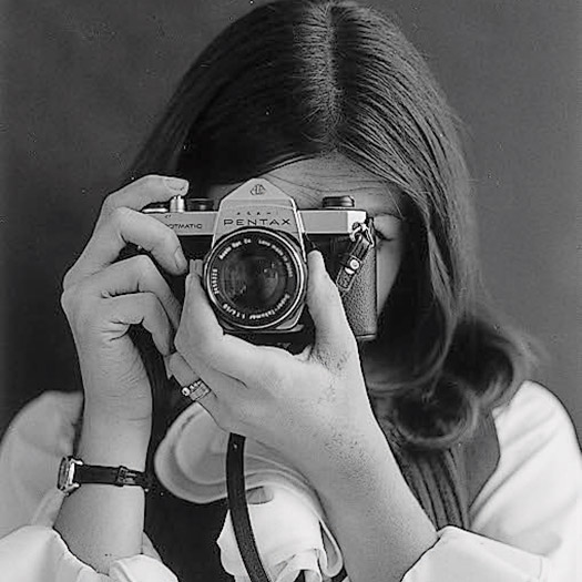cultura_mx's tweet photo. La Secretaría de Cultura del @GobiernoMX lamenta profundamente el fallecimiento de Lourdes Grobet, una de las máximas representantes del arte fotográfico en México. Su obra retrató la cultura urbana desde la perspectiva de los marginados sociales y grupos invisibilizados. https://t.co/GToq752nBI