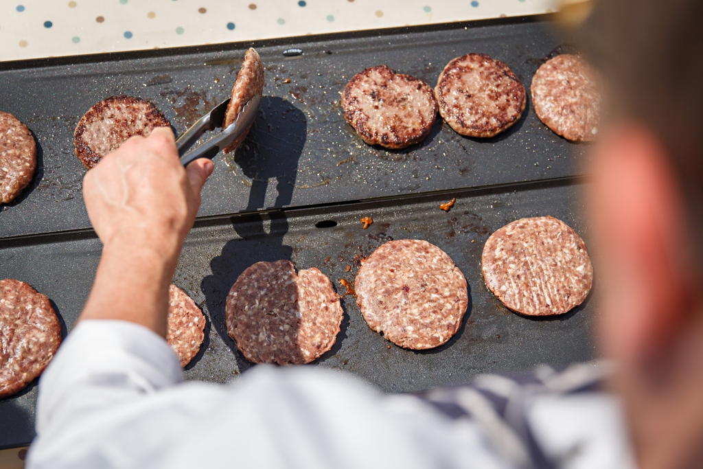 Our @Worsteadwagyu Farmer's Choice boxes are packed full of all the juicy premium Wagyu cuts, perfect for barbeque season.
.
Photography @christaylorfoto